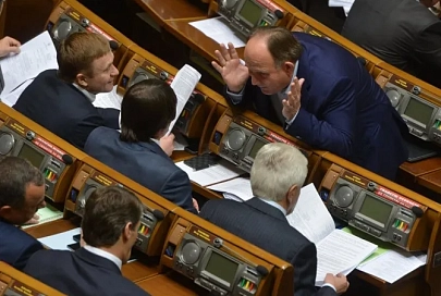 Петр Порошенко внес в Раду поправки, которые закрепляют положение об особом статусе Донбасса в тексте конституции страны. Депутаты против